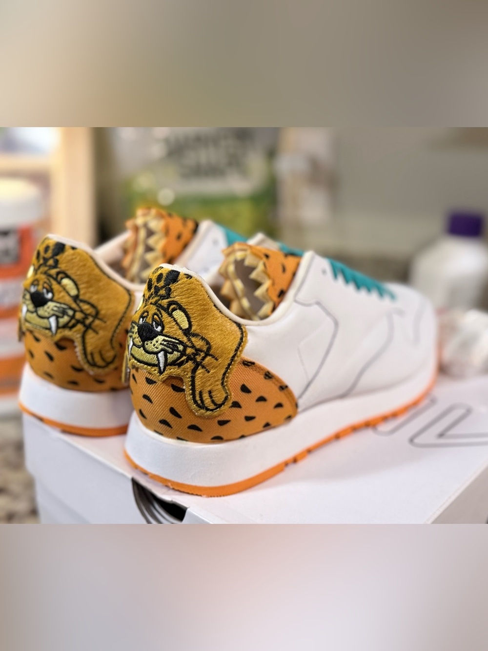Flintstones Meet Jetsons x Reebok Classic - Picture 3 of 7